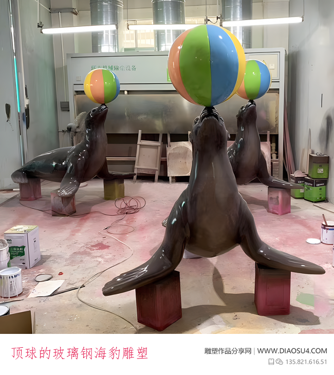 顶球的玻璃钢海豹雕塑